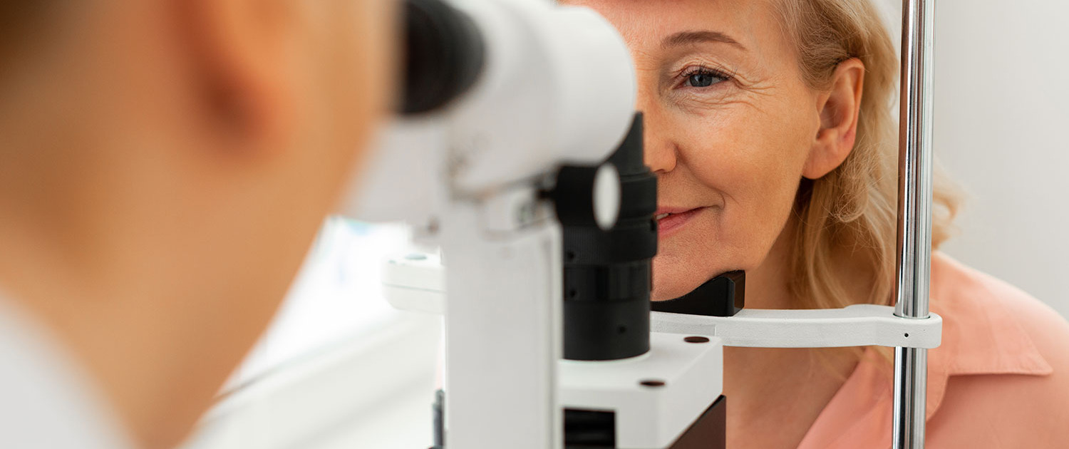 aeltere-dame-bei-augenuntersuchung
